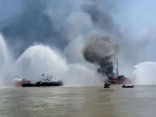 চট্টগ্রাম বন্দরের ডলফিন জেটিতে জাহাজে আগুন, শিক্ষানবিশ ক্যাডেটসহ ২ জনের মৃত্যু